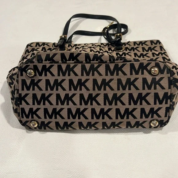 Michael Kors creme/ blk pocket book - Picture 4 of 7